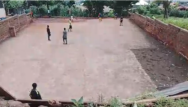 Le terrain de sport financé par des donateurs d&rsquo;asomocam-assolideva du centre scolaire Victor Hugo est presque opérationnel !